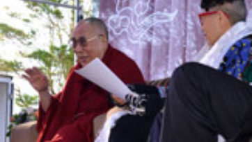 Далай-лама продолжил учения в Леуре и прочел публичную лекцию в Голубых горах