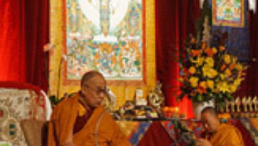 Заключительный день учений Далай-ламы в Леуре
