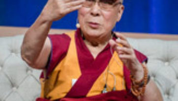 Далай-лама принял участие в беседе о важности образования и встретился с тибетцами