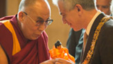 Далай-лама встретился с мэром Франкфурта и посетил праздник, устроенный тибетской общиной Германии в честь его 80-летия