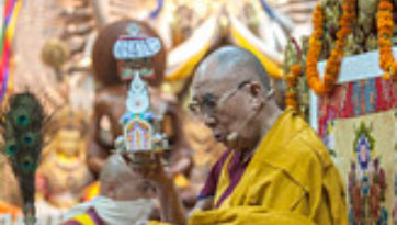 Одиннадцать организаций поднесли Далай-ламе молебен о долголетии в Дхарамсале