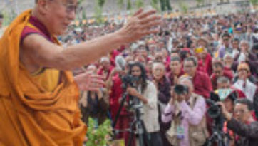 Далай-лама посетил храм Джоканг и школу Джамьянг в Ле