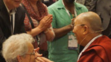 Второй день диалога «Взращивать мудрость, изменять людей» с участием Далай-ламы