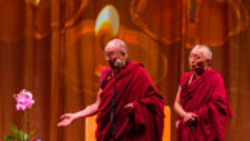 Далай-лама встретился с тибетцами, сторонниками дела Тибета и прочел публичную лекцию на «Арене О2» в Лондоне