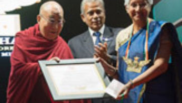 Далай-лама стал почетным гостем на первой церемонии вручения награды Сева Ратна, учрежденной в память об Абдуле Каламе