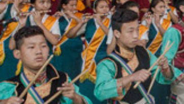 В Ташилунпо Далай-лама принял участие в торжественном открытии нового зала собраний и начал учения по комментарию на Праманасамуччаю