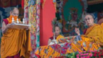 В Ташилунпо Далай-лама начал даровать посвящение «16 капель линии кадам»