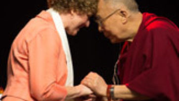 Далай-лама принял участие в обсуждении светской этики в образовании и прочел публичную лекцию «Сострадание – основа мира во всем мире»