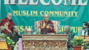 Далай-лама посетил женский монастырь и мечеть в Тикси и образцовую школу «Ламдон» в Ше