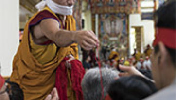 Далай-лама завершил четырехдневные учения по сочинению Нагарджуны «Драгоценная гирлянда» и даровал посвящение Авалокитешвары