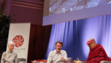 В Брюсселе Далай-лама принял участие в третьем, заключительном дне конференции «Власть и забота»