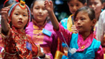 В Париже Далай-лама дал несколько интервью, встретился с членами Парижского совета адвокатов и местными тибетцами