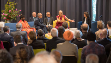 Далай-лама встретился с представителями российской интеллигенции в Риге и посетил Дом религий в Берне