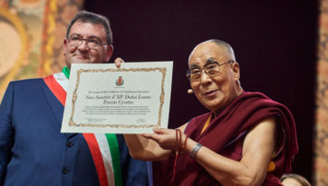 В завершение европейского турне Далай-лама даровал посвящение Авалокитешвары и прочел публичную лекцию