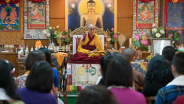 В Дхарамсале Далай-лама даровал разрешение на практику Будды медицины группе вьетнамских буддистов