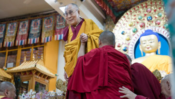 Далай-лама даровал посвящение Авалокитешвары в честь начала священного месяца Сага Дава