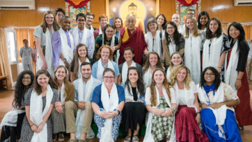 Далай-лама встретился со студентами университета Эмори, приехавшими на летнюю программу обучения