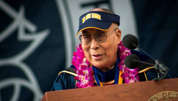 Далай-лама посетил церемонию вручения дипломов в Калифорнийском университете в Сан-Диего