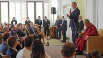 Далай-лама побеседовал с членами Организации молодых президентов