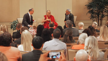 В Ньюпорт-Бич Далай-лама встретился с учителями и предпринимателями