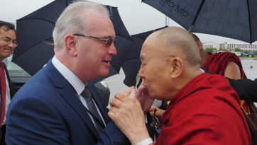 В Дерри Далай-лама посетил встречу, посвященную двадцатилетию со дня основания фонда «Дети под перекрестным огнем»