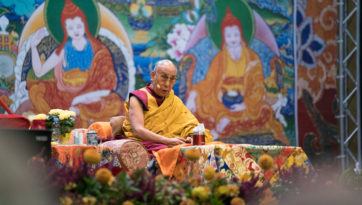 В Риге Далай-лама встретился с парламентариями прибалтийских государств и продолжил учения