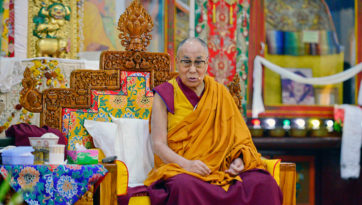 Далай-лама принял участие в торжественном открытии нового двора для философских диспутов в женском монастыре Джангчуб Чолинг и прибыл в монастырь Ганден