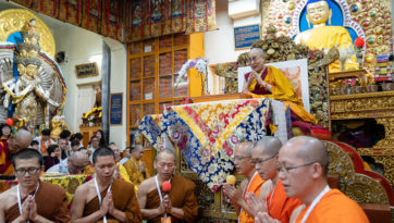 Далай-лама продолжил даровать учения для буддистов из стран Азии