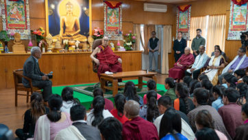 Далай-лама побеседовал со студентами университетов Северной Индии