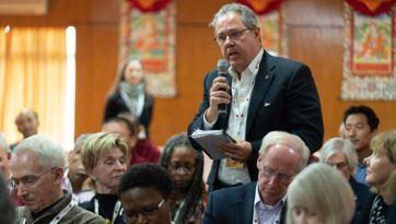 Второй день диалога Далай-ламы с учеными на тему «Сострадание, взаимосвязь и преобразование»