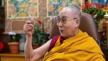 О первом дне учений Далай-ламы по «Сущности красноречивых изречений» и «Введению в мадхьямаку»