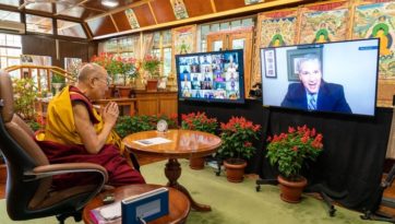 Далай-лама прочитал лекцию на тему «Наше счастье, наше здоровье, наше будущее»