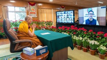 Далай-лама прочитал лекцию на тему «Как смотреть в лицо невзгодам с состраданием и мудростью»