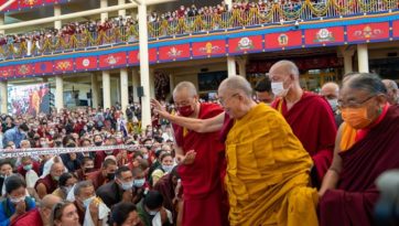 Далай-ламе поднесли молебен о долгой жизни