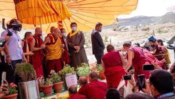 Далай-лама даровал наставления участникам Великих летних диспутов