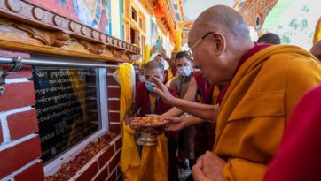 Далай-лама принял участие в открытии образовательного центра в монастыре «Туптен Линг» и в прощальном обеде в Синдху Гате