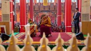 Далай-лама провел поминальный молебен о жертвах разрушительного землетрясения в Тибете