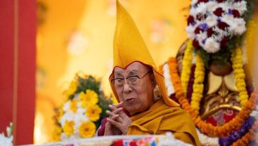 Монастырь Таши Лхунпо поднес Далай-ламе молебен о долголетии