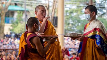 Далай-лама принял участие в праздновании Дня чудесных деяний Будды Шакьямуни