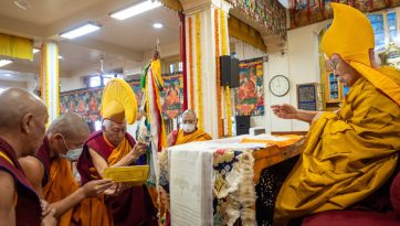 В Дхарамсале Далай-ламе поднесли молебен о его долголетии