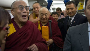 Далай-лама завершил учения в Мельбурне и направился в Канберру