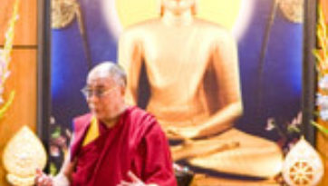 Далай-лама и Кармапа провели молебны о жертвах землетрясения в Кьегудо