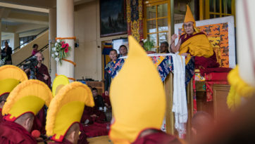 В День явления чудесных сил Будды Далай-лама даровал традиционные учения по «Джатакам» и «Восхвалению взаимозависимого происхождения» Чже Цонкапы