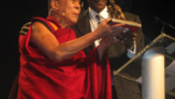Далай-ламе вручили международную премию «Проводник свободы»