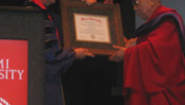 Университет Майами присвоил Далай-ламе почетную докторскую степень и награду за лидерство