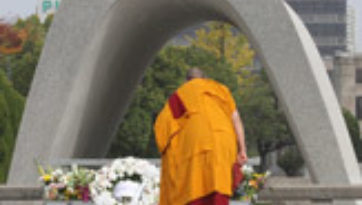 Лауреаты Нобелевской премии мира посетили мемориальный комплекс в Хиросиме