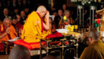 Его Святейшество Далай-лама возглавил большой молебен в Токио