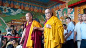 Тысячи человек собрались на учения Далай-ламы в монастыре Чиме Гастал Линг