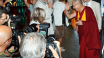 Сотни людей приветствовали Его Святейшество Далай-ламу в Эстонии