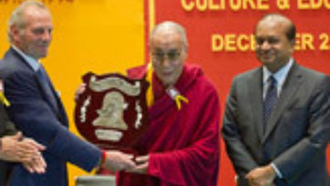 Далай-ламе вручили премию имени Дайавати Моди